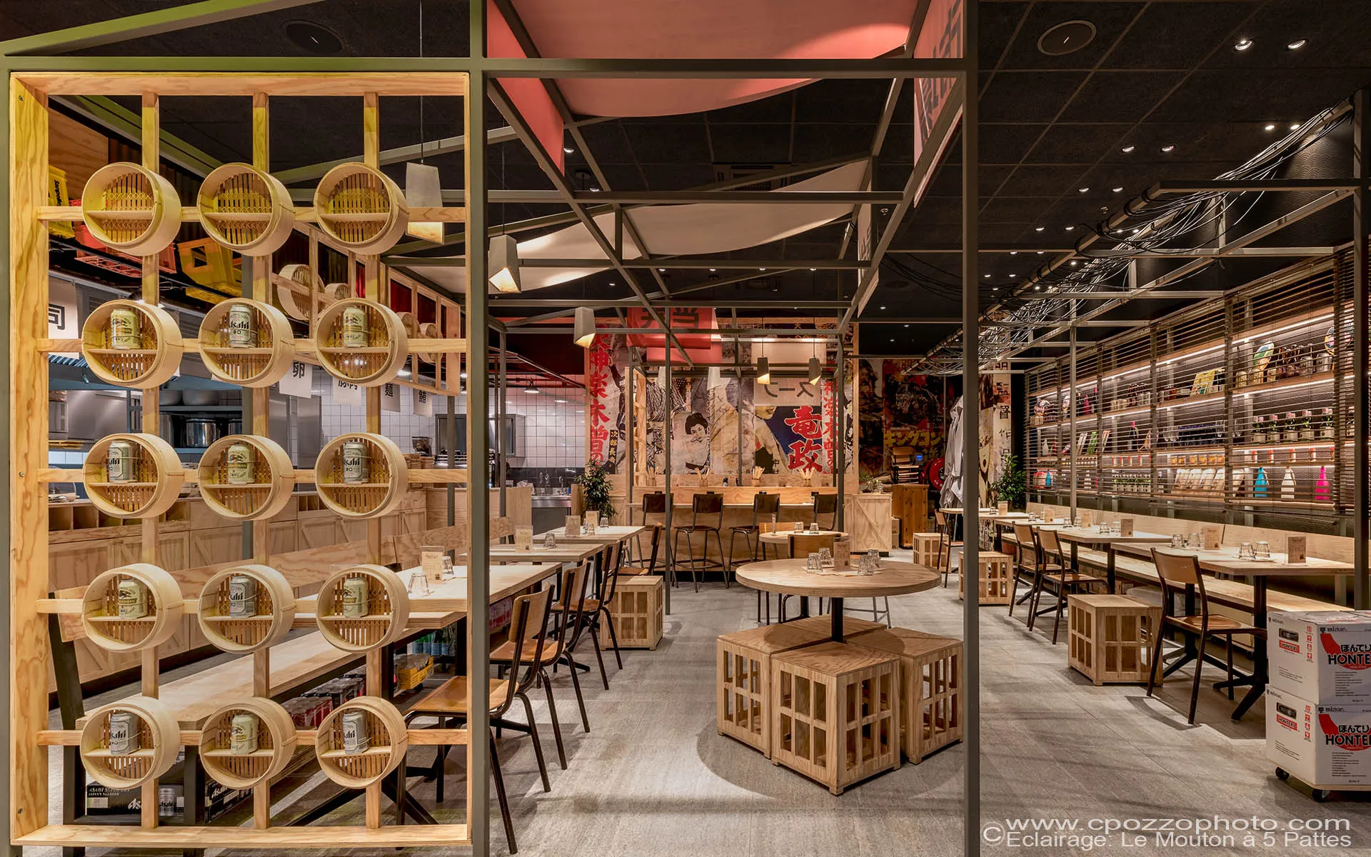 Vue d'ensemble de la salle, étagères à conserves, tables en bois